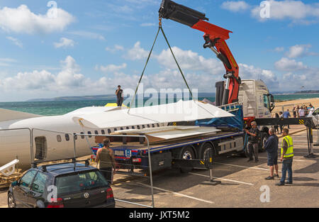 Bournemouth, Dorset, Großbritannien. 17 Aug, 2017. Die ersten britischen Zeitfahrlenker wird am Strand von Bournemouth vorbereitet, wie die 'tun' Flughafen nimmt Gestalt an. Die 73 ft ATR 42 Flugzeuge in eine mobile Bar und die umliegenden Strand verwandelt in Flughafen Terminal mit Departure Lounge, Duty free, Club Class Restaurant und VIP 1. Klasse Bereich umgewandelt wird. "Passagiere" wird eine Bordkarte bei der Ankunft gegeben werden. Das Flugzeug wird es 17 Tage lang sein und live Unterhaltung haben. Die Attraktion ist die Stadt von Poole brachte Unternehmen immense Veranstaltungen. Flügel Credit: Carolyn Jenkins/Alamy leben Nachrichten Stockfoto