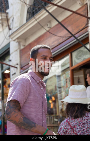 Venedig, Italien. 17 Aug, 2017. Anthony Sadler stehend auf der Rialto Brücke am Set bei den Dreharbeiten von Clint Eastwoods Film das 15:17 nach Paris auf dem Buch Die wahre Geschichte eines Terroristen, ein Zug, und drei amerikanischen Helden, in dem Sadler, Stein und Skarlatos Folie einen terroristischen Angriff auf den Zug. Alle drei Amerikaner wurden als sich selbst in diesem biographischen Film für Warner Brothers. Kredit-/Alamy leben Nachrichten Stockfoto