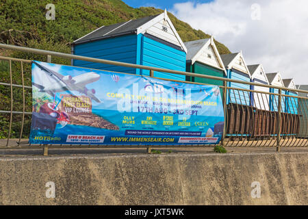 Bournemouth, Dorset, Großbritannien. 17 Aug, 2017. Die ersten britischen Zeitfahrlenker wird am Strand von Bournemouth vorbereitet, wie die 'tun' Flughafen nimmt Gestalt an. Die 73 ft ATR 42 Flugzeuge in eine mobile Bar und die umliegenden Strand verwandelt in Flughafen Terminal mit Departure Lounge, Duty free, Club Class Restaurant und VIP 1. Klasse Bereich umgewandelt wird. "Passagiere" wird eine Bordkarte bei der Ankunft gegeben werden. Das Flugzeug wird es 17 Tage lang sein und live Unterhaltung haben. Die Attraktion ist die Stadt von Poole Unternehmen immense Veranstaltungen gebracht. Credit: Carolyn Jenkins/Alamy leben Nachrichten Stockfoto