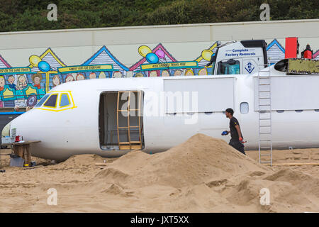 Bournemouth, Dorset, Großbritannien. 17 Aug, 2017. Die ersten britischen Zeitfahrlenker wird am Strand von Bournemouth vorbereitet, wie die 'tun' Flughafen nimmt Gestalt an. Die 73 ft ATR 42 Flugzeuge in eine mobile Bar und die umliegenden Strand verwandelt in Flughafen Terminal mit Departure Lounge, Duty free, Club Class Restaurant und VIP 1. Klasse Bereich umgewandelt wird. "Passagiere" wird eine Bordkarte bei der Ankunft gegeben werden. Das Flugzeug wird es 17 Tage lang sein und live Unterhaltung haben. Die Attraktion ist die Stadt von Poole Unternehmen immense Veranstaltungen gebracht. Credit: Carolyn Jenkins/Alamy leben Nachrichten Stockfoto