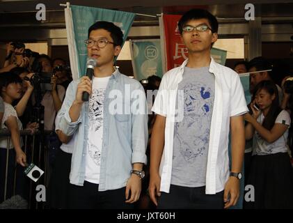 August 17, 2017 - Hong Kong, China - Vorsitzender der Lokalistische politische Partei disqualifiziert DEMOSISTO, und die Gesetzgeber, Nathan Gesetz (L) und ehemaligen Studentenführer und prominente Figur in der zentralen 2014 besetzen - REGENSCHIRM REVOLUTION, Joshua Wong (R) steht vor den Medien vor Gericht. Hongkong pro-demokratischen Aktivisten Josua Wong, Nathan Gesetz und Alex Chow sind 6 zu 8 Jahren Haft verurteilt, nachdem High Court ihr Urteil heute bekannt gegeben. Aug 17,2017. Hong Kong. ZUMA/Liau Chung Ren (Credit Bild: © liau Chung Ren über ZUMA Draht) Stockfoto