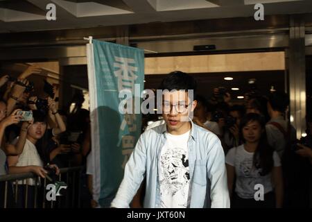 August 17, 2017 - Hongkong, China - Vorsitzender des Lokalistische politische Partei disqualifiziert DEMOSISTO und Gesetzgeber, Nathan Gesetz Verlassen der High Court die Medien zu erfüllen. Hongkong pro-demokratischen Aktivisten, Joshua Wong, Nathan Gesetz und Alex Chow sind 6 bis 8 Jahre im Gefängnis, nachdem hohe Gericht verkündete ihr Urteil heute verurteilt. Aug 17, 2017 Hong Kong. ZUMA/Liau Chung Ren (Credit Bild: © liau Chung Ren über ZUMA Draht) Stockfoto