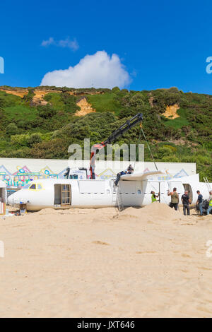 Bournemouth, Dorset, Großbritannien. 17 Aug, 2017. Die ersten britischen Zeitfahrlenker wird am Strand von Bournemouth vorbereitet, wie die 'tun' Flughafen nimmt Gestalt an. Die 73 ft ATR 42 Flugzeuge in eine mobile Bar und die umliegenden Strand verwandelt in Flughafen Terminal mit Departure Lounge, Duty free, Club Class Restaurant und VIP 1. Klasse Bereich umgewandelt wird. "Passagiere" wird eine Bordkarte bei der Ankunft gegeben werden. Das Flugzeug wird es 17 Tage lang sein und live Unterhaltung haben. Die Attraktion ist die Stadt von Poole brachte Unternehmen immense Veranstaltungen. Flügel Credit: Carolyn Jenkins/Alamy leben Nachrichten Stockfoto