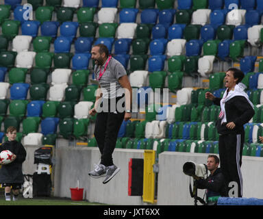 Belfast, Nordirland. 17 Aug, 2017. Nationale Fußball-Stadion im Windsor Park, UEFA-U19-Europameisterschaft der Frauen - Halbfinale 1 - Niederlande 2 Spanien 3 Spanien Trainer Pedro Lopez celebrtaes, wie sein Land die Letzte macht. Quelle: David Hunter/Alamy leben Nachrichten Stockfoto