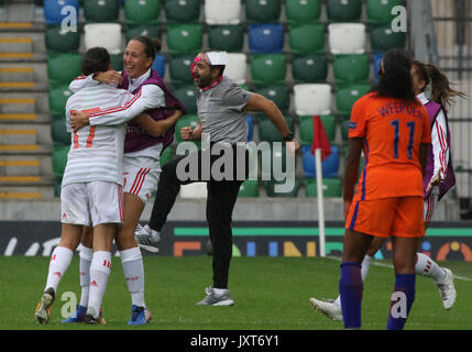 Belfast, Nordirland. 17 Aug, 2017. Nationale Fußball-Stadion im Windsor Park, UEFA-U19-Europameisterschaft der Frauen - Halbfinale 1 - Niederlande 2 Spanien 3 Spanien Trainer Pedro Lopez celebrtaes, wie sein Land die Letzte macht. Quelle: David Hunter/Alamy leben Nachrichten Stockfoto