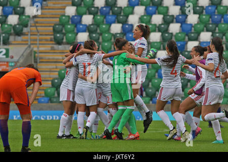 Belfast, Nordirland. 17 Aug, 2017. Nationale Fußball-Stadion im Windsor Park, UEFA-U19-Europameisterschaft der Frauen - Halbfinale 1 - Niederlande 2 Spanien 3. Die spanischen Frauen feiern, da sie die endgültige Niederlage Niederlande zu machen. Quelle: David Hunter/Alamy leben Nachrichten Stockfoto