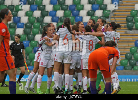 Belfast, Nordirland. 17 Aug, 2017. Nationale Fußball-Stadion im Windsor Park, UEFA-U19-Europameisterschaft der Frauen - Halbfinale 1 - Niederlande 2 Spanien 3. Die spanischen Frauen feiern, da sie die endgültige Niederlage Niederlande zu machen. Quelle: David Hunter/Alamy leben Nachrichten Stockfoto