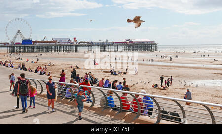 Blackpool, Großbritannien. 17 Aug, 2017. UK Wetter. Heißen, sonnigen Wetter bringt die Massen auf Blackpool Strand und der Promenade entfernt. Urlauber entspannen und Spielen auf dem Sande neben Central Pier. Kev Walsh Alamy leben Nachrichten Stockfoto