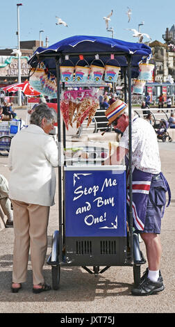 Blackpool, Großbritannien. 17 Aug, 2017. UK Wetter. Heißen, sonnigen Wetter bringt die Massen auf Blackpool Strand und der Promenade entfernt. Mich stoppen und einen kaufen. Eis Verkäufer auf Dreiräder hatten viel Spaß. Kev Walsh Alamy leben Nachrichten Stockfoto