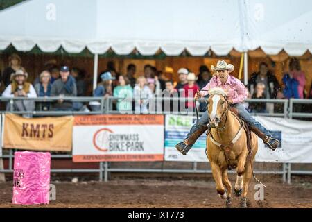 Snowmass, Colorado, USA. 16 Aug, 2017. Ein Cowgirl konkurriert im Barrel Racing während der Snowmass Rodeo. Credit: Alex Edelman/ZUMA Draht/Alamy leben Nachrichten Stockfoto