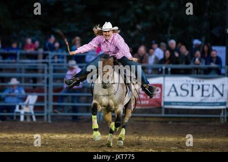 Snowmass, Colorado, USA. 16 Aug, 2017. Ein Cowgirl konkurriert im Barrel Racing während der Snowmass Rodeo. Credit: Alex Edelman/ZUMA Draht/Alamy leben Nachrichten Stockfoto