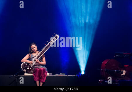 Edinburgh, Schottland, Vereinigtes Königreich, 16. August 2017. Anoushka Shankar, Musiker, spielen die Sitar, Songs aus Ihrem Album Land des Goldes, im Konzert an die Usher Hall, Edinburgh am 70. Edinburgh International Festival (EIF) im Jahr 2017 Stockfoto