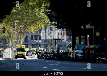 Barcelona, Spanien. 17 Aug, 2017. Ambulanzfahrzeuge sind in der Nähe der Plaza Catalonia nach einem Terroranschlag im Zentrum von Barcelona, Spanien, am 12.08.17, 2017 gesehen. Mindestens eine Person war tot und 32 verletzt nach einem Terroranschlag in der Stadt Barcelona am Donnerstag Nachmittag gemeldet. Quelle: Xinhua/Alamy leben Nachrichten Stockfoto