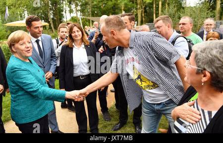 Apolda, Deutschland. 17 Aug, 2017. Die deutsche Bundeskanzlerin Angela Merkel (CDU) in Thüringen CDU-Wahlkampfveranstaltung auf dem Gelände der Landesgartenschau in Apolda, Deutschland, 17. August 2017. Foto: Jens Kalaene/dpa-Zentralbild/dpa/Alamy leben Nachrichten Stockfoto