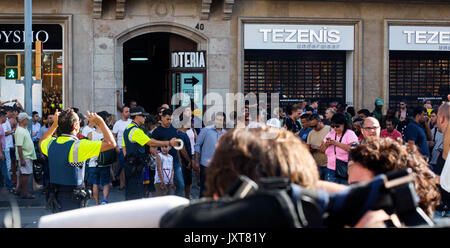 Barcelona, Spanien. 17 Aug, 2017. Polizisten Block eine Straße in Barcelona, Spanien, 17. August 2017. Ein van in eine Masse an einer beliebten Einkaufsstraße in der spanischen Stadt Barcelona gepflügt, mit Berichten über mehrere Tote und Verletzte. Foto: Javier Luengo/dpa/Alamy leben Nachrichten Stockfoto