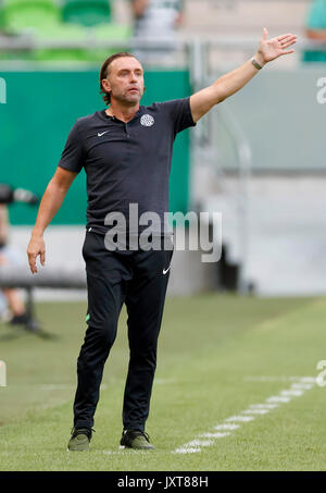 Budapest, Ungarn. 17 Aug, 2017. Head Coach Thomas Doll von Ferencvarosi TC beauftragt seine Mannschaft während die ungarische OTP Bank Liga Match zwischen Ferencvarosi TC und Swietelsky Haladas an Groupama Arena am 17. August 2017 in Budapest, Ungarn. Credit: Laszlo Szirtesi/Alamy leben Nachrichten Stockfoto