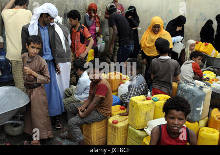 Sanaa, Jemen. 17 Aug, 2017. Leute sammeln Trinkwasser aus einer gespendeten Wasserleitung inmitten eines sich rasch ausbreitenden Cholera-Epidemie in Sanaa, der Hauptstadt des Jemen, am 12.08.17., 2017. Die Gesamtzahl der vermuteten Cholerafälle in Kriegsgebieten, im Jemen eine halbe Million Mark seit Ende April, die höchste seit dem Zweiten Weltkrieg, der Weltgesundheitsorganisation (WHO) am Montag sagte. Credit: Mohammed Mohammed/Xinhua/Alamy leben Nachrichten Stockfoto