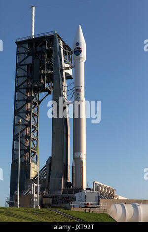 Cape Canaveral, Vereinigten Staaten von Amerika. 17 Aug, 2017. Die United Launch Alliance Atlas-V-Rakete ist Positionen im Space Launch Complex 41 auf Cape Canaveral Air Force Station August 17, 2017 in Cape Canaveral, Florida. Die kommerziellen Rakete geplant Die NASA-Tracking und Data Relay Satellite, TDRS-M auf Orbit am 18. August zu senden. Credit: Planetpix/Alamy leben Nachrichten Stockfoto