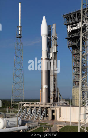 Cape Canaveral, Vereinigten Staaten von Amerika. 17 Aug, 2017. Die United Launch Alliance Atlas-V-Rakete ist Positionen im Space Launch Complex 41 auf Cape Canaveral Air Force Station August 17, 2017 in Cape Canaveral, Florida. Die kommerziellen Rakete geplant Die NASA-Tracking und Data Relay Satellite, TDRS-M auf Orbit am 18. August zu senden. Credit: Planetpix/Alamy leben Nachrichten Stockfoto