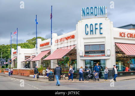 Largs, Schottland, Großbritannien. 17 August, 2017. UK Wetter: Menschen außerhalb des weltberühmten Nardini Cafe an einem Tag sonnig und gelegentlichen schweren Duschen am Meer an der Westküste von Schottland. Credit: Skully/Alamy leben Nachrichten Stockfoto