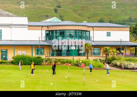 Largs, Schottland, Großbritannien. 17 August, 2017. UK Wetter: Menschen spielen Minigolf im Vikingar und genießen sonnige Abschnitte und gelegentlich schweren Duschen am Meer an der Westküste von Schottland. Credit: Skully/Alamy leben Nachrichten Stockfoto