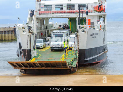 Largs, Schottland, Großbritannien. 17 August, 2017. UK Wetter: Menschen und Fahrzeuge verlassen des Calmac Autofähre, MV Loch Shira, der betreiberin von Largs auf der Insel von großem Cumbrae mit ihren wichtigsten Stadt Millport an einem Tag sonnig und gelegentlichen schweren Duschen am Meer an der Westküste von Schottland. Credit: Skully/Alamy leben Nachrichten Stockfoto