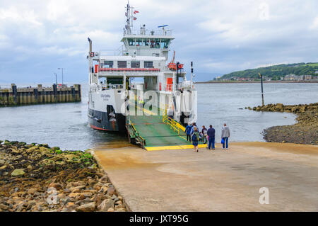 Largs, Schottland, Großbritannien. 17 August, 2017. UK Wetter: Menschen und Fahrzeuge einsteigen Calmac Autofähre, MV Loch Shira, der betreiberin von Largs auf der Insel von großem Cumbrae mit ihren wichtigsten Stadt Millport an einem Tag sonnig und gelegentlichen schweren Duschen am Meer an der Westküste von Schottland. Credit: Skully/Alamy leben Nachrichten Stockfoto