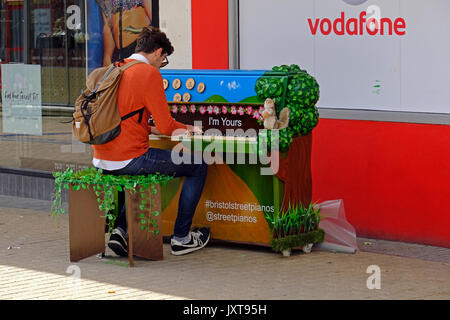 Bristol, UK. 17 August, 2017. Eine Reihe von Klavieren erscheinen und an verschiedenen Orten in der Stadt für die Öffentlichkeit zu spielen. Die Flügel sind Teil der "Play Me I'm Yours", eine musikalische Art Trail nach Künstler Luke Jerram, bestehend aus 18 Instrumente, die jeweils von einem lokalen Künstler dekoriert entwickelt; "Play Me I'm Yours" läuft vom 17. August bis 7. September 2017. Keith Ramsey/Alamy leben Nachrichten Stockfoto