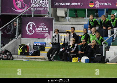 Nationale Fußball -Stadion im Windsor Park, Belfast, Nordirland. 17. August 2017. UEFA U19-Europameisterschaft der Frauen - Halbfinale 2 Deutschland 1 Frankreich 2. Die Deutsche Bank und Trainer Maren Meinert (links). Quelle: David Hunter/Alamy Leben Nachrichten. Stockfoto