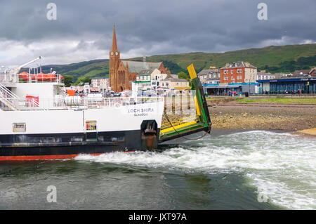 Largs, Schottland, Großbritannien. 17 August, 2017. UK Wetter: Die calmac Autofähre, MV Loch Shira, Fahrzeuge und Personen und betreibt von Largs auf der Insel von großem Cumbrae mit ihren wichtigsten Stadt Millport, er durchquert den Firth of Clyde, an einem Tag des sonnigen Abschnitten und gelegentlichen schweren Duschen am Meer an der Westküste von Schottland. Credit: Skully/Alamy leben Nachrichten Stockfoto