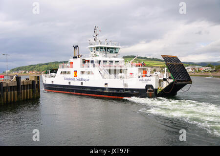 Largs, Schottland, Großbritannien. 17 August, 2017. UK Wetter: Die calmac Autofähre, MV Loch Shira, Fahrzeuge und Personen und betreibt von Largs auf der Insel von großem Cumbrae mit ihren wichtigsten Stadt Millport, er durchquert den Firth of Clyde, an einem Tag des sonnigen Abschnitten und gelegentlichen schweren Duschen am Meer an der Westküste von Schottland. Credit: Skully/Alamy leben Nachrichten Stockfoto