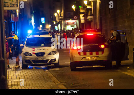 Barcelona, ​​Spain. 17, 2017 August. Mossos d'Esquadra der Polizei ein Perimeter von Sicherheit im Krankenhaus Street, in der Nähe der Seite, wo ein Van stürzt gegen Fußgänger auf der Las Ramblas, Barcelona, ​​August 17, 2017. van über diese Dutzende von Menschen auf La Rambla in Barcelona in einer terroristischen Angriff der Isis ausgeführt wurde. Es gibt mindestens 13 Tote und mehr als hundert verletzt worden, 15 von ihnen sind in ernstem Zustand. Credit: Cisco pelay/alamy leben Nachrichten Stockfoto