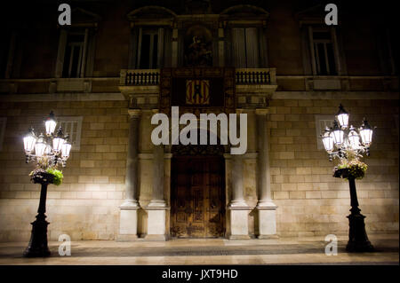 Barcelona, Spanien. 17 Aug, 2017. 18. August 2017, Barcelona Spanien - ein schwarzes Band hängt an der Hauptfassade von el Palau de la Generalitat de Catalunya in Barcelona die Nacht nach einem Terroranschlag in Las Ramblas Straße. 13 Tote und mindestens 50 Verletzte nach einem van in die Menge der Las Ramblas in Barcelona rammte. Credit: Jordi Boixareu/Alamy leben Nachrichten Stockfoto