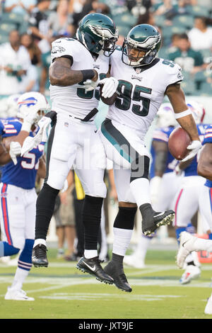 August 17, 2017: Philadelphia Eagles linebacker Mychal Kendricks (95) feiert seine Abfangen mit linebacker Nigel Bradham (53) Während der NFL Spiel zwischen den Buffalo Bills und die Philadelphia Eagles am Lincoln Financial Field in Philadelphia, Pennsylvania. Christopher Szagola/CSM Stockfoto