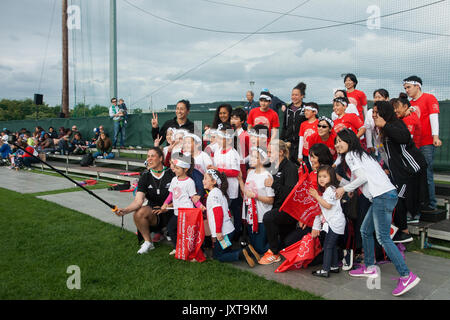 Dublin, Irland. 17. August 2017. Die japanischen Fans haben eine selfie mit einigen Spielern aus Neuseeland bei den Frauen Rugby World Cup in Billings Park UCD, Dublin. Credit: Elsie Kibue/Alamy leben Nachrichten Stockfoto