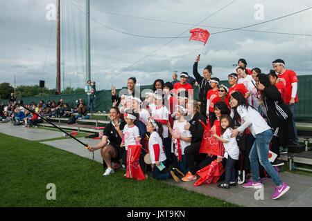 Dublin, Irland. 17. August 2017. Die japanischen Fans haben eine selfie mit einigen Spielern aus Neuseeland bei den Frauen Rugby World Cup in Billings Park UCD, Dublin. Credit: Elsie Kibue/Alamy leben Nachrichten Stockfoto