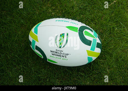 Dublin, Irland. 17. August 2017. Der offizielle Frauen Rugby WM-Ball. Credit: Elsie Kibue/Alamy leben Nachrichten Stockfoto