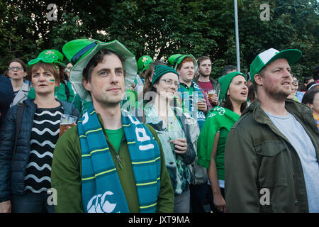 Dublin, Irland. 17. August 2017. Die irischen Fans auf die Frankreich gegen Irland Spiel der Frauen Rugby World Cup in UCD Bowl, Dublin. FT: 21 - 5 Irland. Credit: Elsie Kibue/Alamy leben Nachrichten Stockfoto