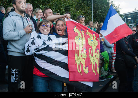 Dublin, Irland. 17. August 2017. Französische Fans auf die Frankreich gegen Irland Spiel der Frauen Rugby World Cup in UCD Bowl, Dublin. FT: 21 - 5 Irland. Credit: Elsie Kibue/Alamy leben Nachrichten Stockfoto