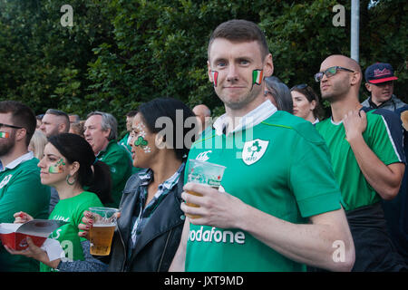 Dublin, Irland. 17. August 2017. Die irischen Fans auf die Frankreich gegen Irland Spiel der Frauen Rugby World Cup in UCD Bowl, Dublin. FT: 21 - 5 Irland. Credit: Elsie Kibue/Alamy leben Nachrichten Stockfoto