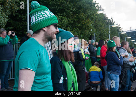 Dublin, Irland. 17. August 2017. Die irischen Fans auf die Frankreich gegen Irland Spiel der Frauen Rugby World Cup in UCD Bowl, Dublin. FT: 21 - 5 Irland. Credit: Elsie Kibue/Alamy leben Nachrichten Stockfoto