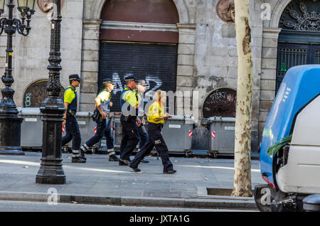 Barcelona, Spanien. 17 Aug, 2017. Medizinische Dienste erreichen das Gebiet des Angriffs, nach einem van in die Menge gepflügt, mehrere Verletzte Personen, in Barcelona, Spanien am 17. August 2017. Credit: SOPA Images Limited/Alamy leben Nachrichten Stockfoto