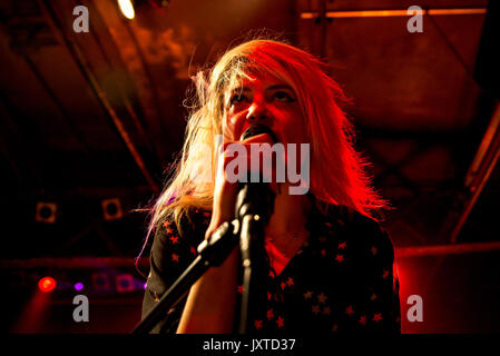 BARCELONA - 1 Nov.: The Kills (Rockband) führen in Konzert im Razzmatazz Club am 1. November 2016 in Barcelona, Spanien. Stockfoto