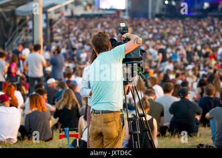 BARCELONA - 31. Mai: Menschen in einem Konzert in der Primavera Sound Festival 2017 am 31. Mai 2017 in Barcelona, Spanien. Stockfoto