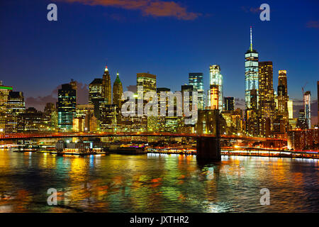 Skyline von New York. Zu Broklyn Brücke über den East River und Manhattan bei Nacht Stockfoto