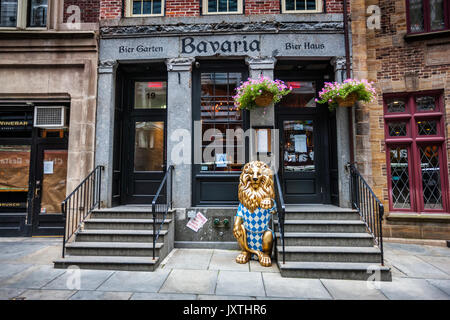 Lion goldene Statue vor Bayern Bierhaus in Downtown Manhattan, New York City Stockfoto