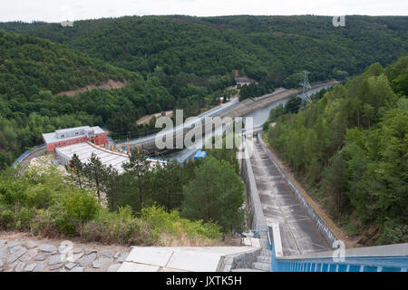 Die Dalesice Pumpspeicherkraftwerk Wasserkraftwerk am Fluss Jihlava in der Tschechischen Republik im Sommer Tag. Stockfoto