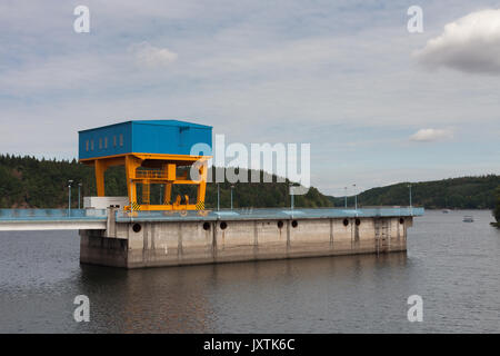 Die Dalesice Pumpspeicherkraftwerk Wasserkraftwerk am Fluss Jihlava in der Tschechischen Republik im Sommer Tag. Stockfoto