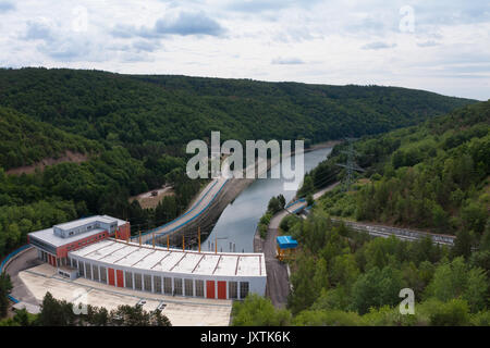 Die Dalesice Pumpspeicherkraftwerk Wasserkraftwerk am Fluss Jihlava in der Tschechischen Republik im Sommer Tag. Stockfoto