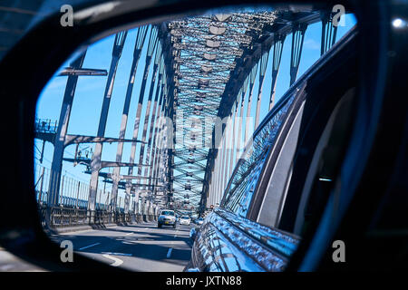 Die Sydney Harbour Bridge durch ein Auto Spiegel gesehen Stockfoto